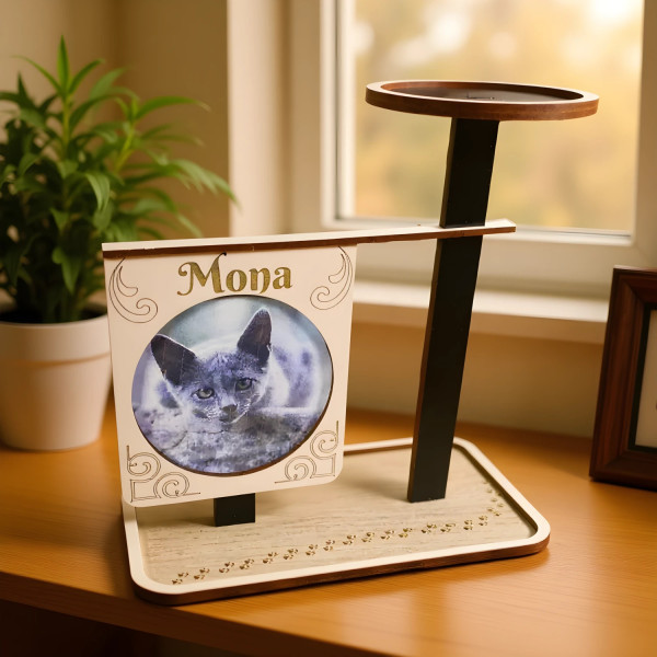 Rėmelis katės nuotraukai, draskyklės  formos ir graviruotu vardu.