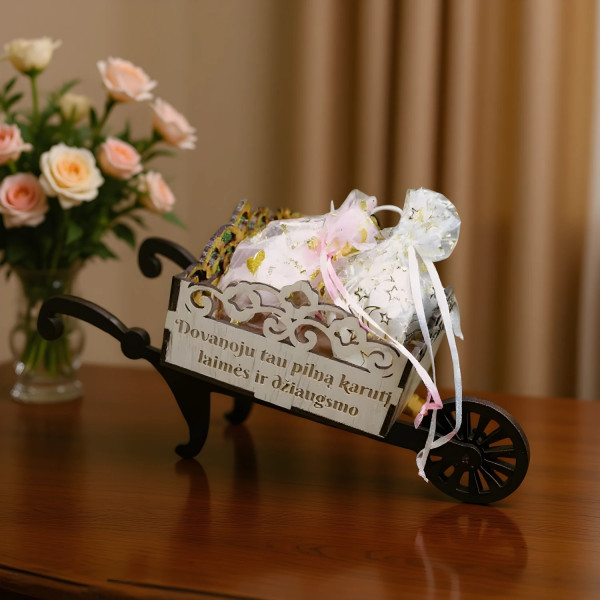 Dekoratyvinis vazonėlis karučio formos, tinka kaip smagi dovanėlė