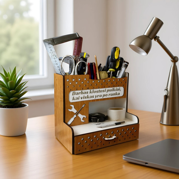 Lentynėlė darbo stalo įrankiams su graviruotu tekstu ar šūkiu. 