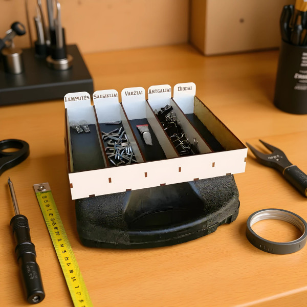 Dėžutė smulkmenoms, su graviruotu kiekvieno skyrelio pavadinimu