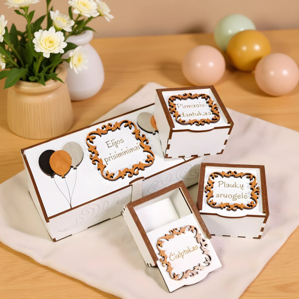 Graviruota dėžutė prisiminimams. Trys mažos, viena didelė.