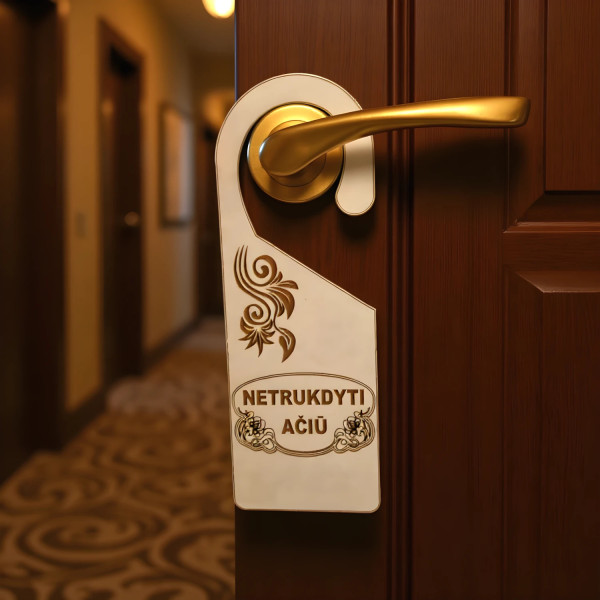 Informacinė lentelė kabinam ant durų rankenos, graviruotas tekstas.