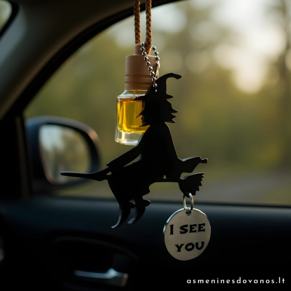 Kvapas automobiliui su raganos atvaizdu, graviruojamas tekstas, citrin