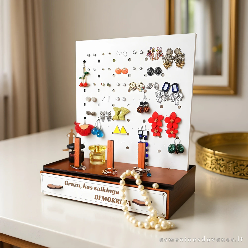 Lentynėlė kabinti auskarams, žiedams įvairių rūšių,  daug skylučių