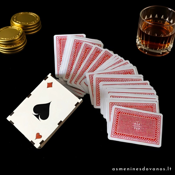 Graviruota dėžutė kortoms įsidėti, su graviruotu tekstu ant jos