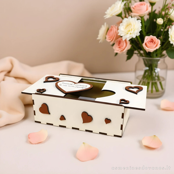 Graviruota dėžutė papuošta širdelėmis Valentino dienai, baltos spalvos