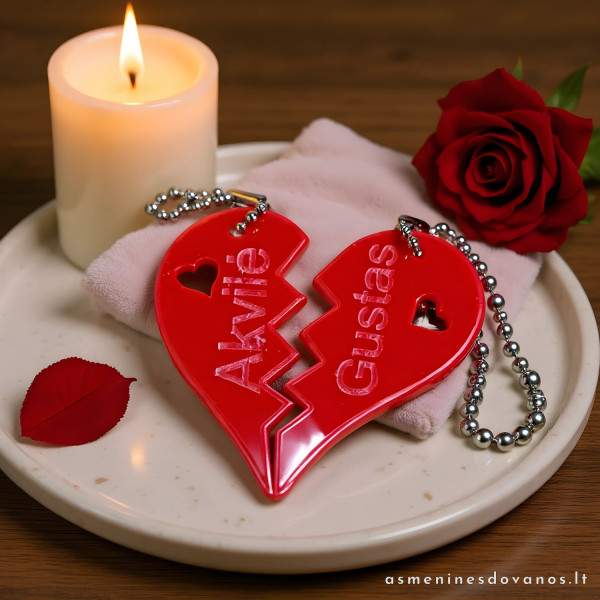 Pakabukas perskelta širdelė. Tinka dviems paminėti meilės dienai.
