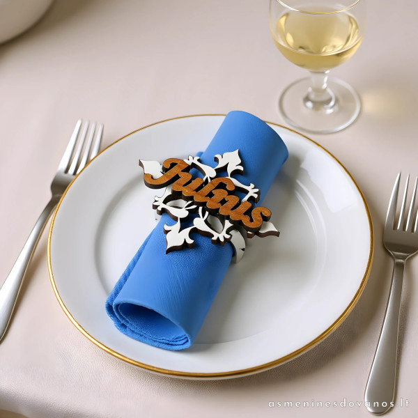 Vardas pjautas lazeriu sėdėjimo vietai pažymėti ant stalo šventės metu