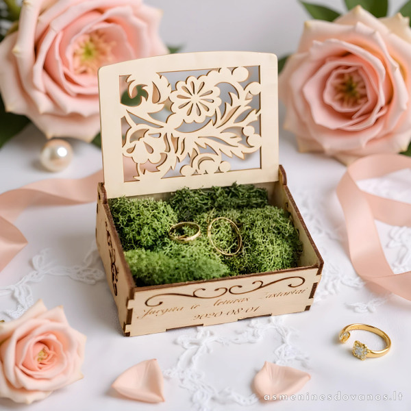 Medinė dėžutė atidarom, raižyta papuošimais