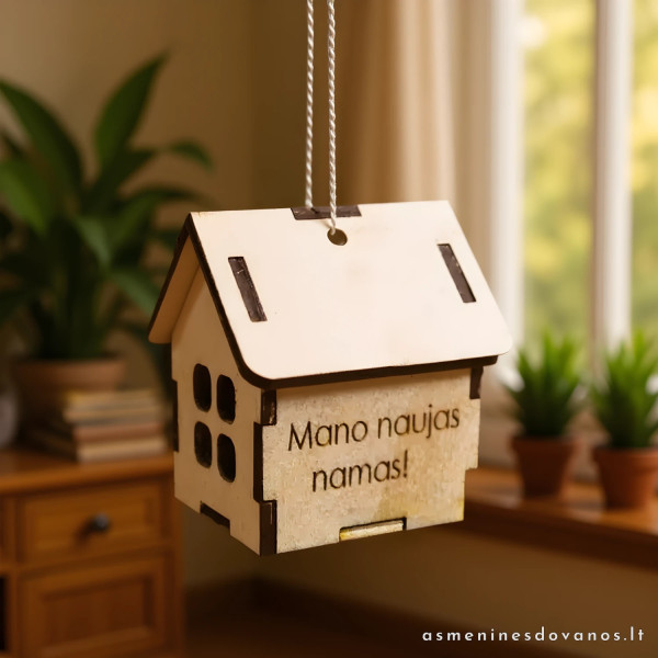 Medinis namelis su graviruotu tekstu