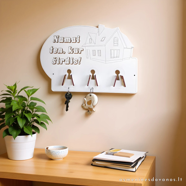 Raktinė raktams kabinti, su išgraviruotu namo vaizdu ir norimu tekstu.
