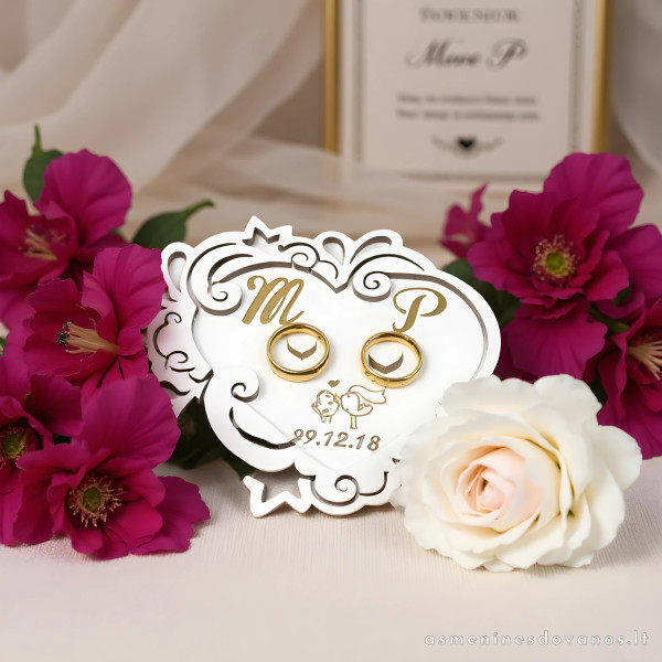 Graviruotas vestuvinių žiedų laikiklis iš dažytos plošktės