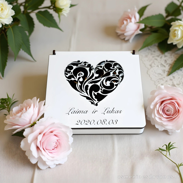 Graviruota vestuvinių žiedų dėžutė, baltos spalvos, su rausvu audiniu