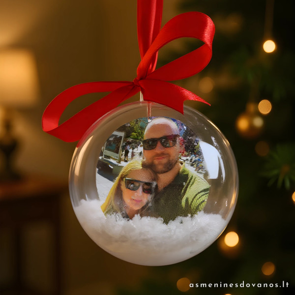 Kalėdinis žaisliukas - burbulas su spausdinta nuotrauka ir rausvu kaspinu.