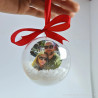 Kalėdinis žaisliukas - burbulas su spausdinta nuotrauka ir rausvu kaspinu.