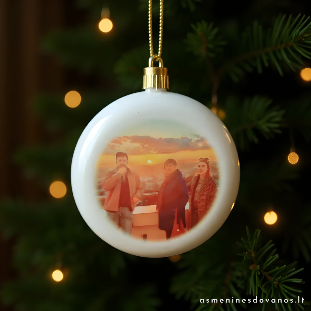 Kalėdinis žaisliukas baltos spalvos, spausdinta metų tematika.