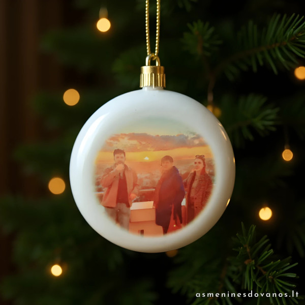 Kalėdinis žaisliukas baltos spalvos, spausdinta metų tematika.