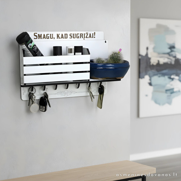 Raktų kabykla su tvirta lentynėle ir graviruotu tekstu. Pagaminta MDF.