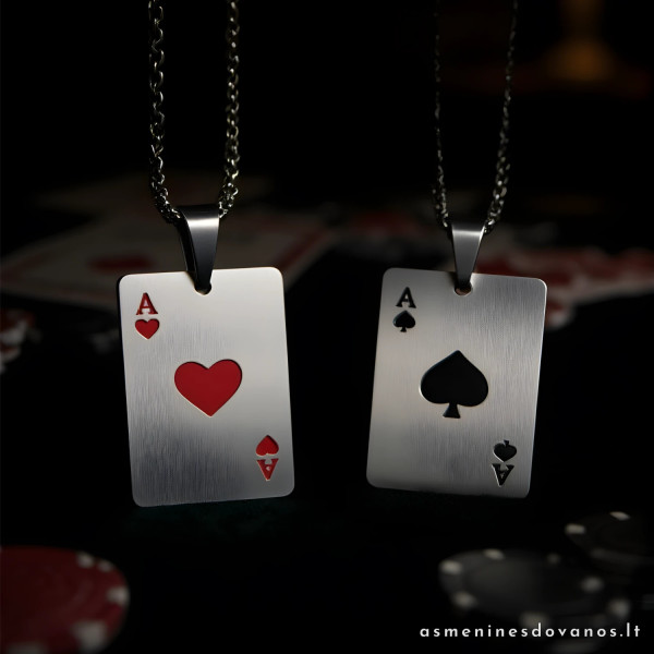 Nerūdijančio plieno pakabukas su grandinėle pikų ir širdžių tūzas.