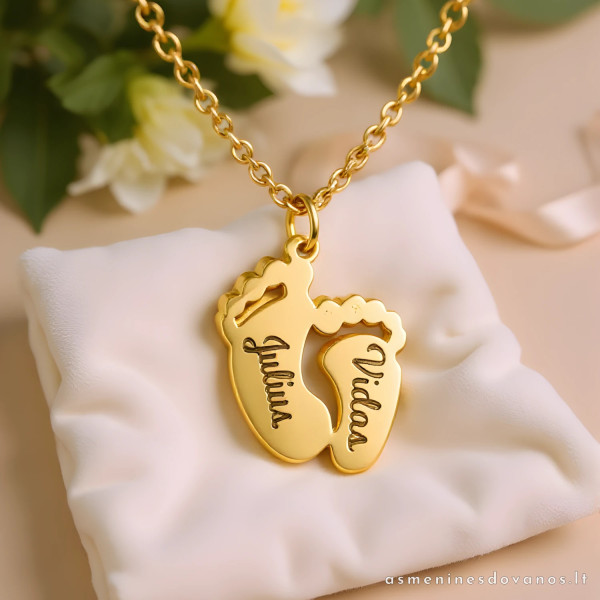 Nerūdijančio plieno pakabukas su grandinėle pėdutės su vaikų vardais.