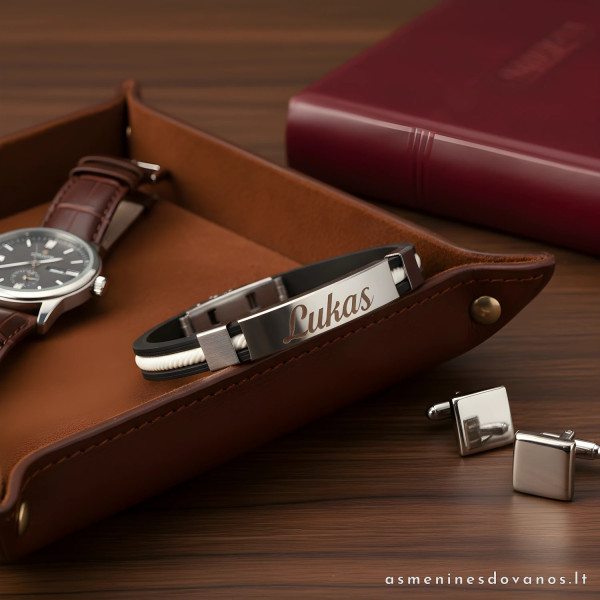 Graviruota pinta apyrankė, kaustyta nerūdijančio plieno plokštele.