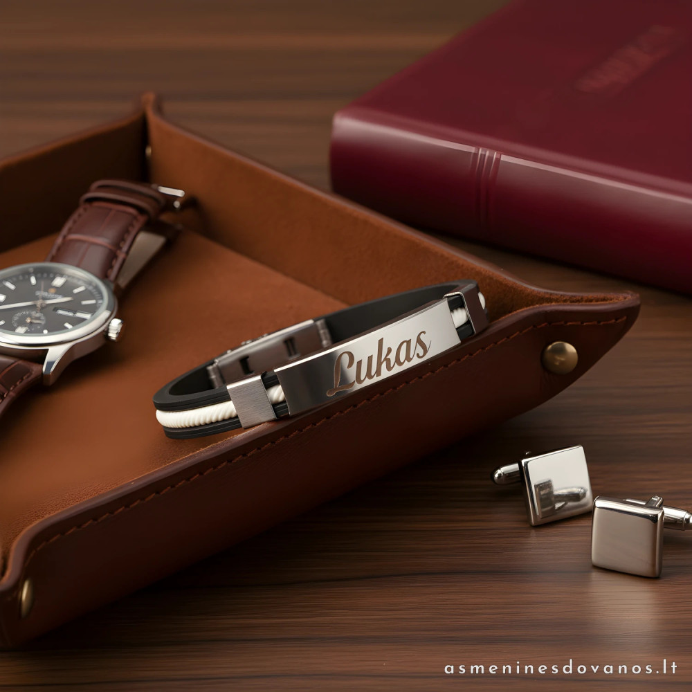 Graviruota pinta apyrankė, kaustyta nerūdijančio plieno plokštele.