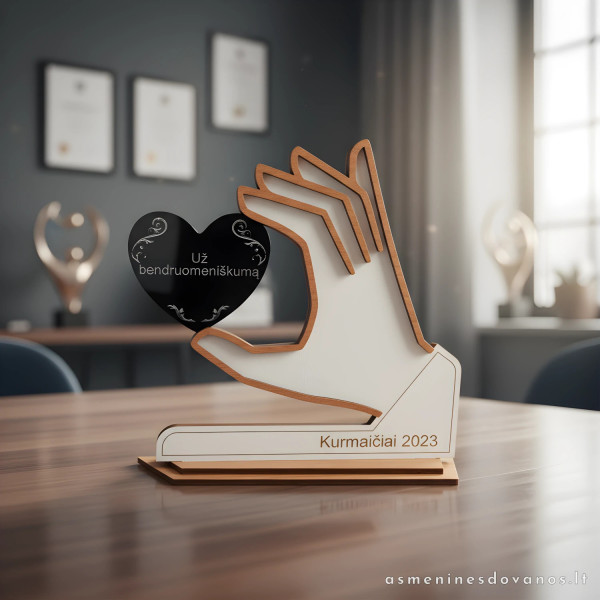 Apdovanojimas su graviruota širdele tarp pirštų įvairioms šventėms.