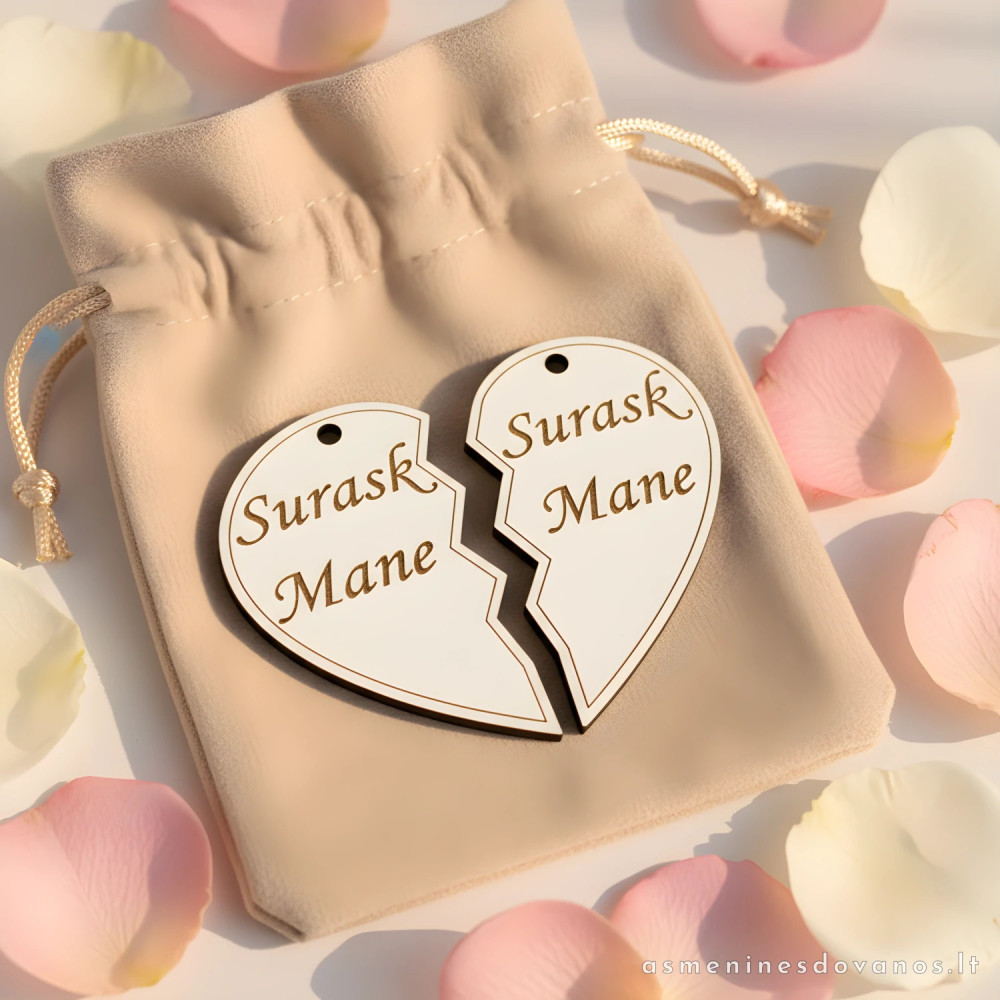 Graviruota medinė širdelė iš dviejų dalių. Su skylute virvutei.