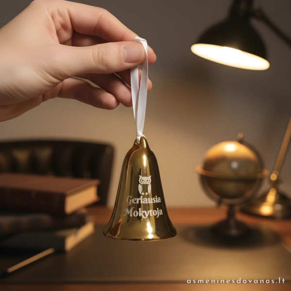 Graviruotas keramikinis varpelis aukso spalvos su kaspinu. Mokytojai.