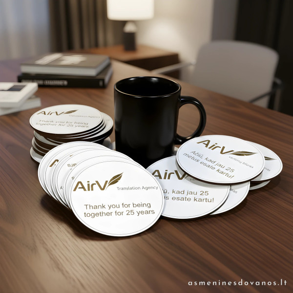 Medinis padėkliukas puodeliui su graviruotu įmonės logotipu ir tekstu.