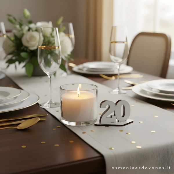 Pastatomas skaičius ant stalo, pažymėti vietai ar staliukui. 