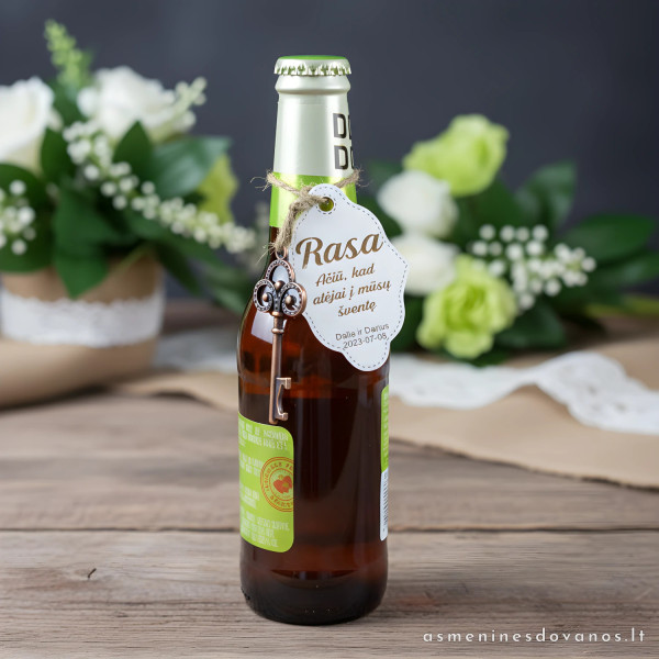 Stalo kortelė vietai pažymėti su vintažiniu rakteliu - atydarytuvu.