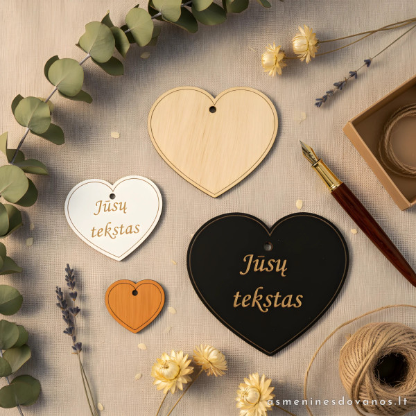 Graviruota medinė širdelė Valentino dienai paminėti, keli dydžiai