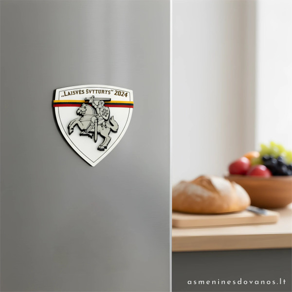 Magnetukas su Lietuvos trispalve ir Vyčiu. Graviruotas tekstas.