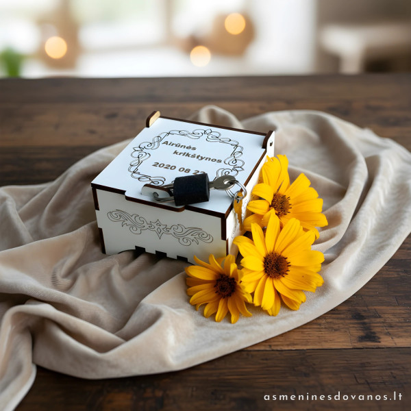 Medinė dėžutė dėti pinigams ar kitoms smulkioms dovanoms.