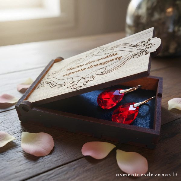 Maža vardinė dėžutė, graviruota, puikiai tiks įdėti mažą dovanėlę.