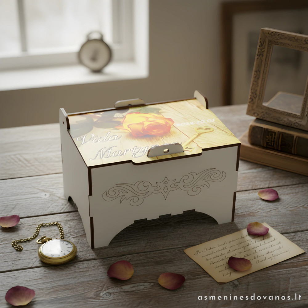 Dėžutė su nuotrauka. Tinka susidėti nuotraukoms 10 x 15 cm.