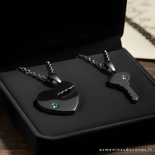 Nerūdijančio plieno pakabukas padengta juoda IP danga. Graviruojamas.