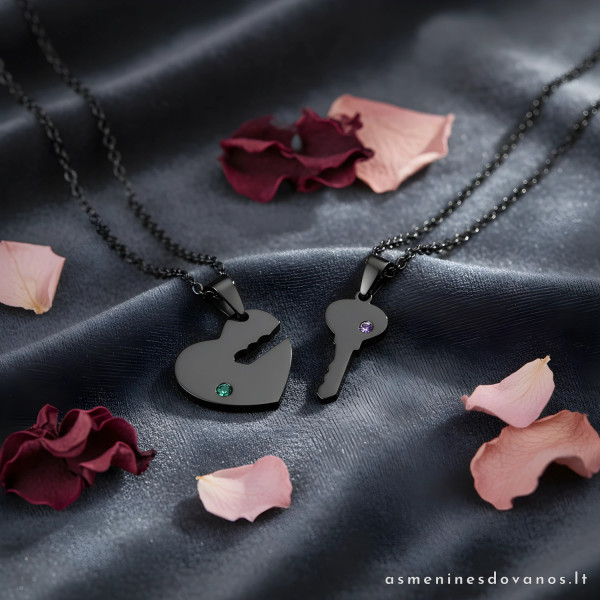 Nerūdijančio plieno pakabukas padengta juoda IP danga. Graviruojamas.