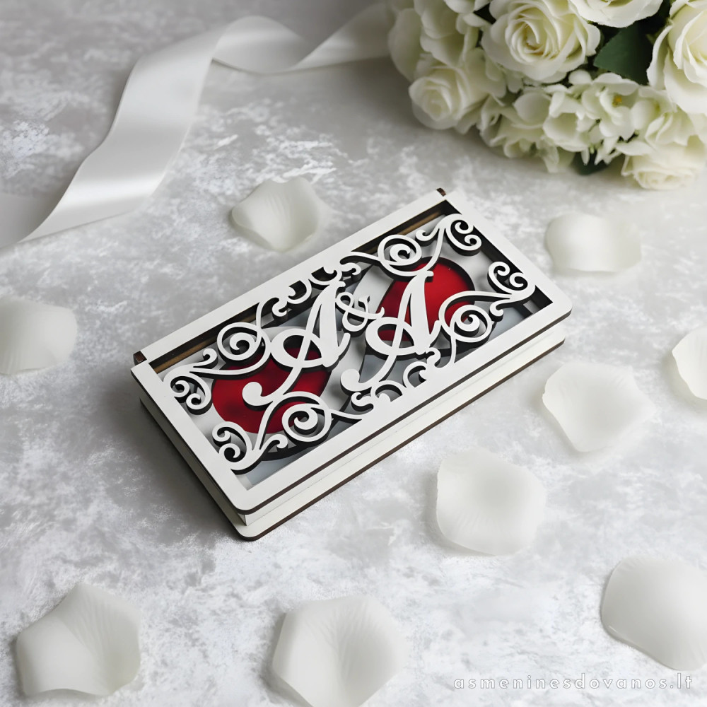 Graviruota vestuvinių žiedų dėžutė su jaunavedžių inicialais ant dangtelio. balta spalva.
