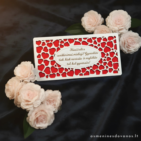 Vokelis pinigams  dekoruotas raudonomis širdelėmis ir graviruotas tekstu ant dangtelio.