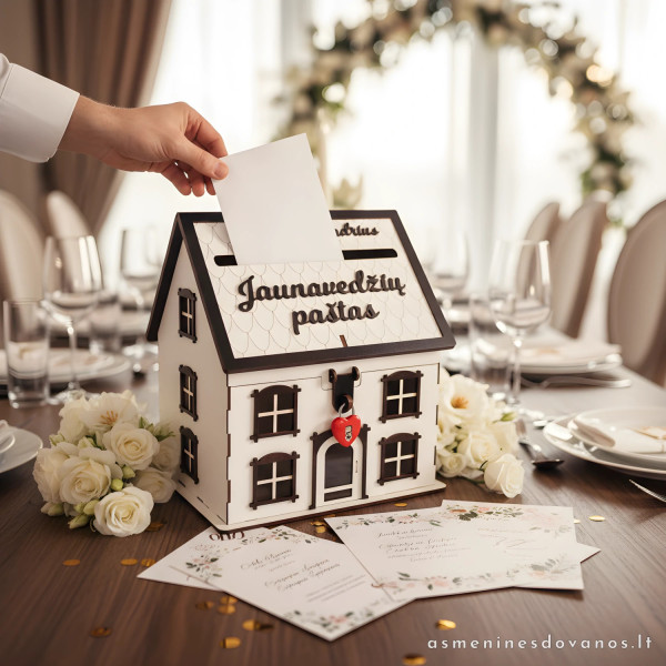 Dėžutė šventiniams vokeliams dėti. Išvaizdi su keičiamu tekstu. Dekoruota spynele