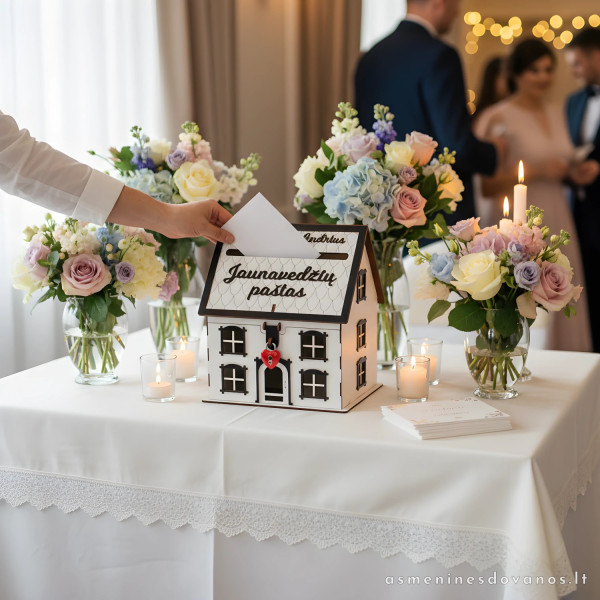 Dėžutė šventiniams vokeliams dėti. Išvaizdi su keičiamu tekstu. Dekoruota spynele