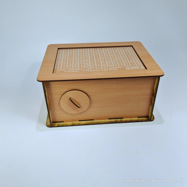 Taupykle su žymimais skaičiais įdedant pinigus. 2000€