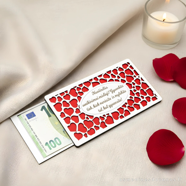 Vokelis pinigams  dekoruotas raudonomis širdelėmis ir graviruotas tekstu ant dangtelio.