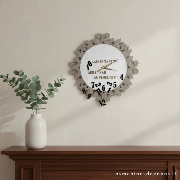 Sieninis laikrodis su skaičiais ir nukritusiomis darbo valandomis.