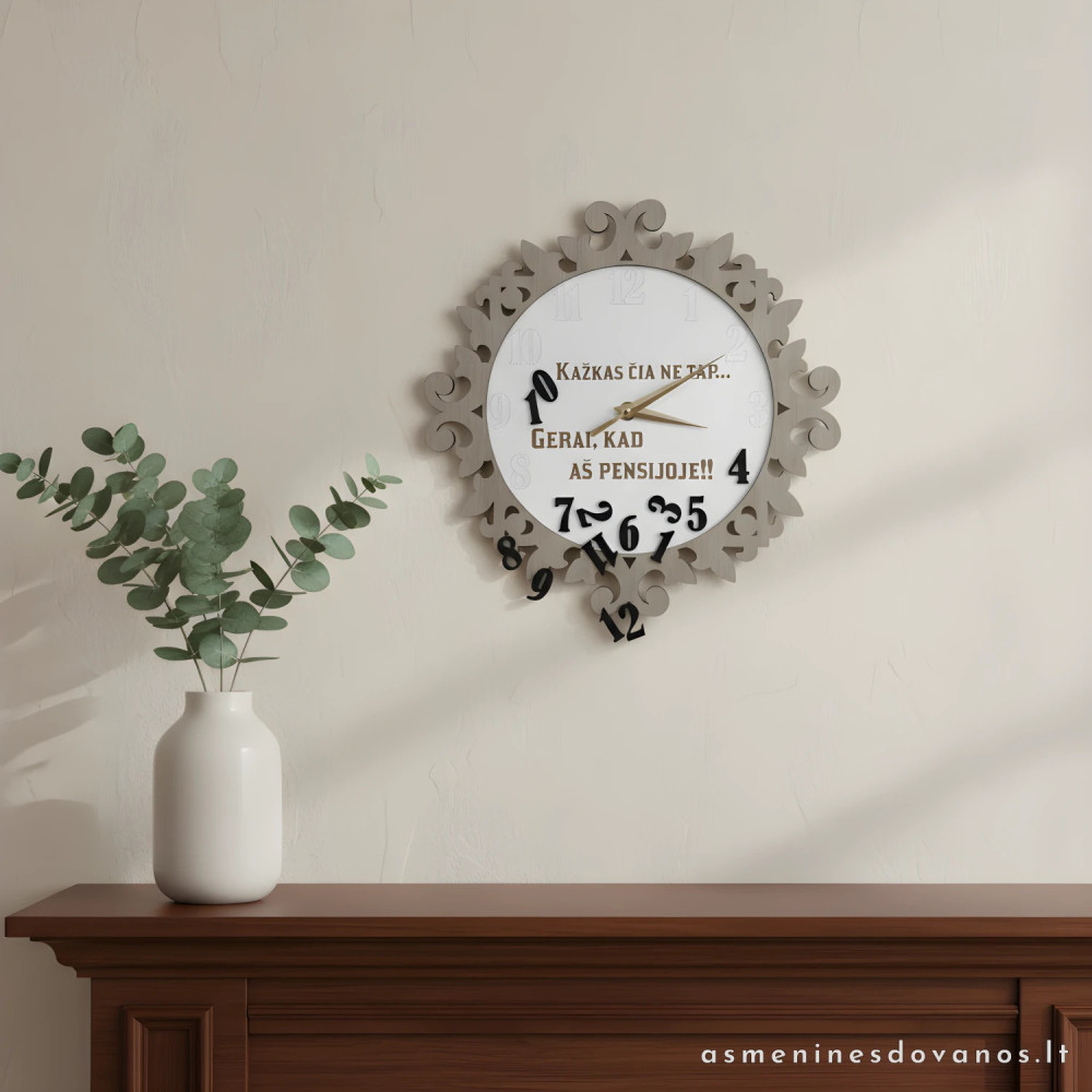 Sieninis laikrodis su skaičiais ir nukritusiomis darbo valandomis.
