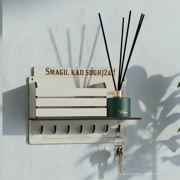 Raktų kabykla su tvirta lentynėle ir graviruotu tekstu. Pagaminta MDF.