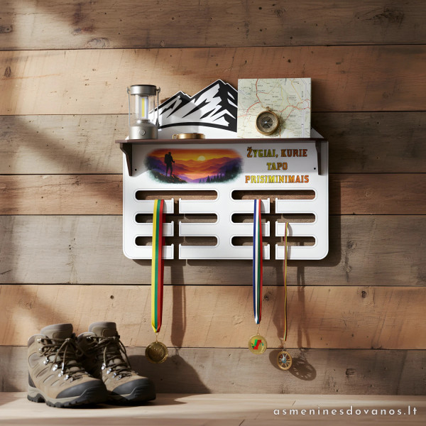 Medalių kabykla žygiams su lentynėle | Personalizuota