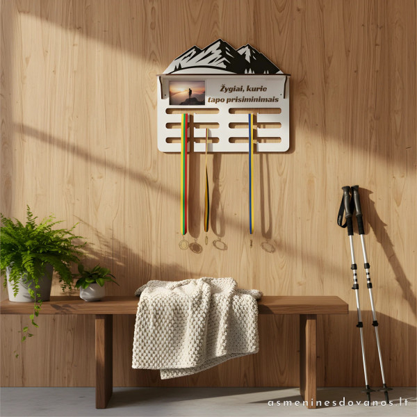 Medalių kabykla žygiams su lentynėle | Personalizuota